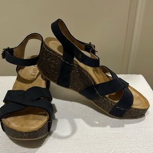 Like New! Poppy cork Wedge suede strap sandals cushion insoles size 37 dark blue